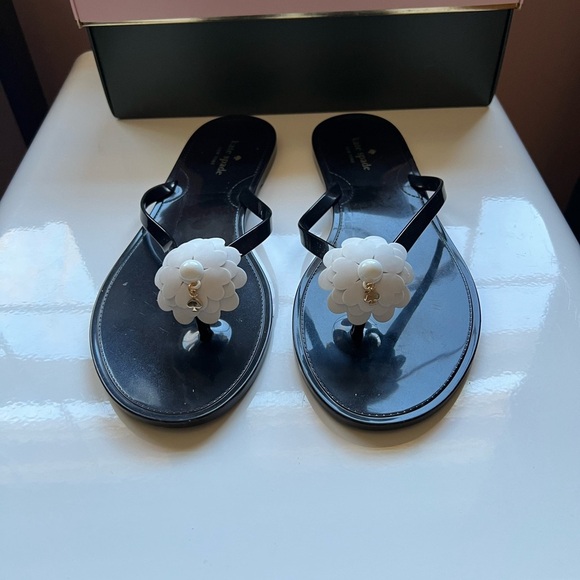 Kate Spade Black and White Sandals with Flower Decoration - Picture 3 of 5